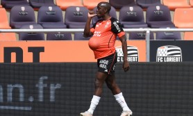 Un jucător important din Ligue 1, stropit cu acid în ochi! Atacatoarea a încercat să-i fure copilul